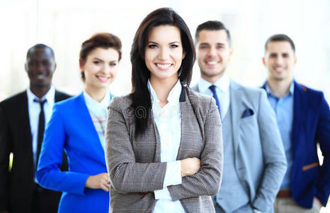 年轻快乐的女商业领袖站在她的团队前面