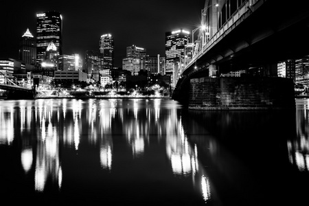 Andy Warhol 桥和天际线的但到了晚上，在匹兹堡，宾夕法尼亚