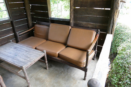旧的棕色木沙发