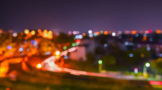 模糊图像的街道和Bokeh在夜间的背景使用。