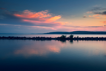 在平静的湖面上的日落
