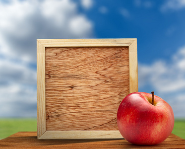 红苹果与木框架