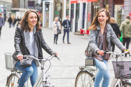 两个女人坐在哥本哈根的自行车去
