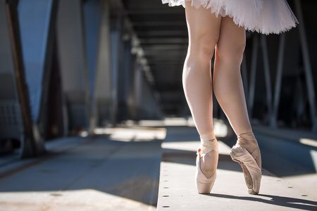 裁剪图片腿部优美的芭蕾舞演员在白色短裙