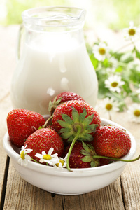 夏日甜点新鲜甜草莓和牛奶