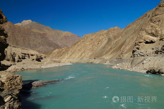 美丽的山和在拉达克,印度河景色