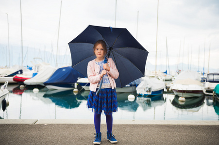 室外肖像的可爱小女孩用的伞