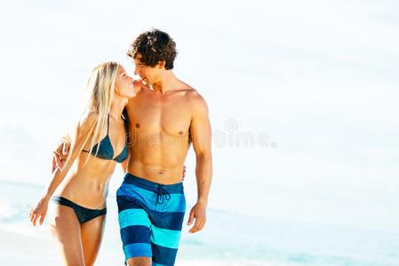 在热带海滩散步的迷人情侣
