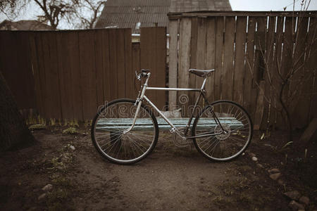 老式自行车在街上的照片