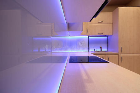 带紫色led照明的现代豪华厨房