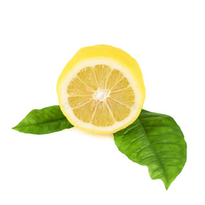 柠檬一半放在叶子上