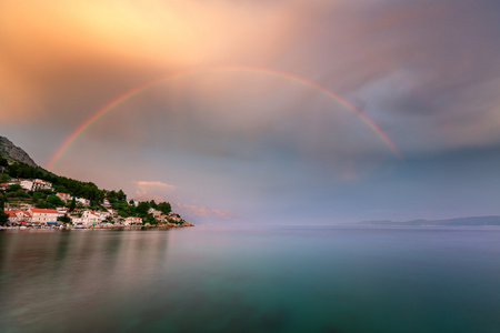 彩虹在雨后，d omis 海滨小村庄