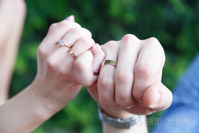 已婚夫妇手与结婚戒指
