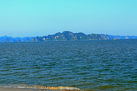 岩石地层和群岛从哈长湾海滩越南