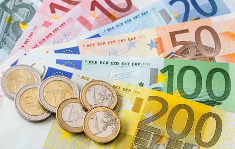 许多欧元纸币和硬币