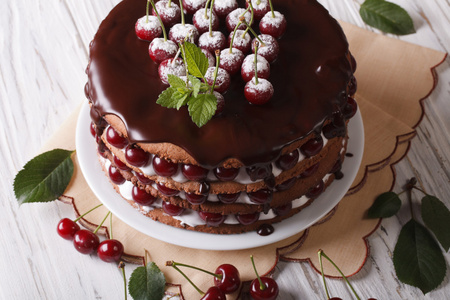 有樱桃和巧克力糖霜的大蛋糕图片