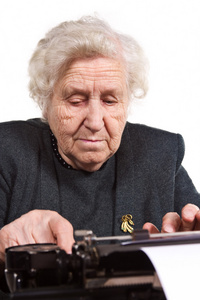 打打字机的老妇人图片
