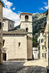 街道和房屋在 Kotor 旧镇