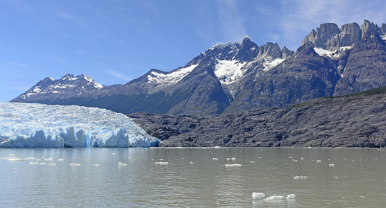高山冰川及其周围山脉