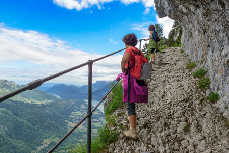 两个女徒步旅行者在山上散步