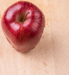 红色苹果在木制背景上