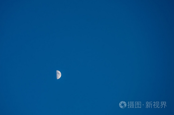 半个月亮在夜空中