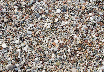 多彩鹅卵石的沙滩上