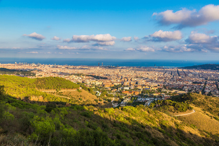 奎尔公园从巴塞罗那的视图