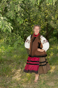 年轻女孩乌克兰民族服装赤脚站在