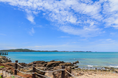 美丽的海滩与岩石和热带海洋与天空