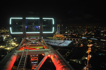 在繁忙的新加坡, 巨大的飞轮机舱里的夜景
