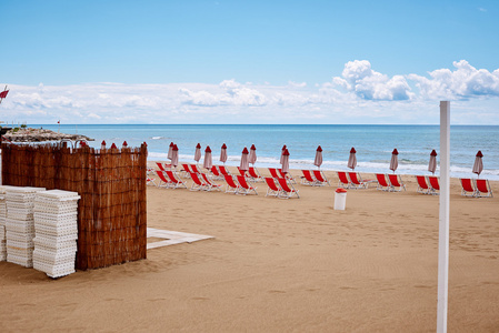 在海滩上遮阳伞和日光浴浴床上海岸