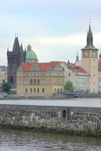 在伏尔塔瓦河河在捷克共和国布拉格老城码头建筑和查理大桥的看法