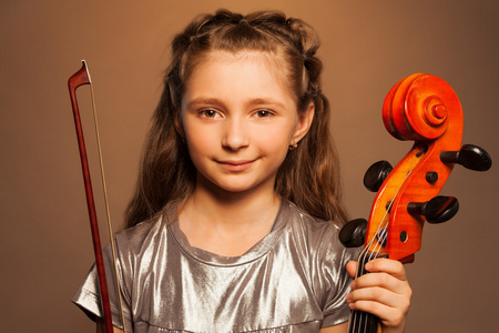 微笑女孩与大提琴
