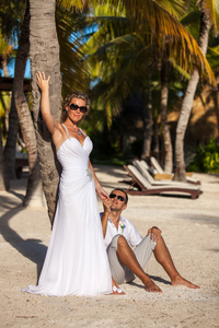 年轻夫妇在棕榈树的背景