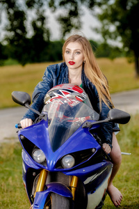 美丽的年轻女子，与摩托车速度的性质