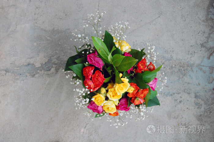 五颜六色的小花为生日的花束