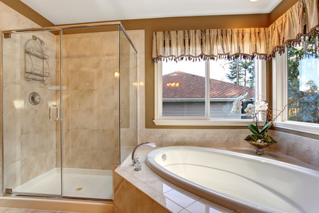 大优雅主浴室配有瓷砖地板和玻璃淋浴