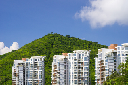 三住宅楼宇对山