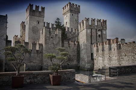 Castello Scaligero di 西尔米奥 西尔米奥城堡，建于十四世纪，加尔达湖，西尔米奥，意大利