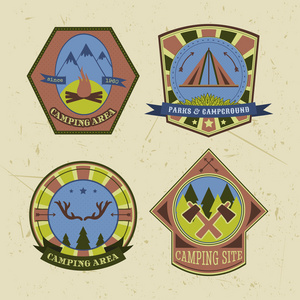 一整套老式野营和户外探险标志徽章和标签。复古矢量图