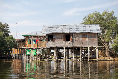 缅甸湖上传统的木制高跷房屋
