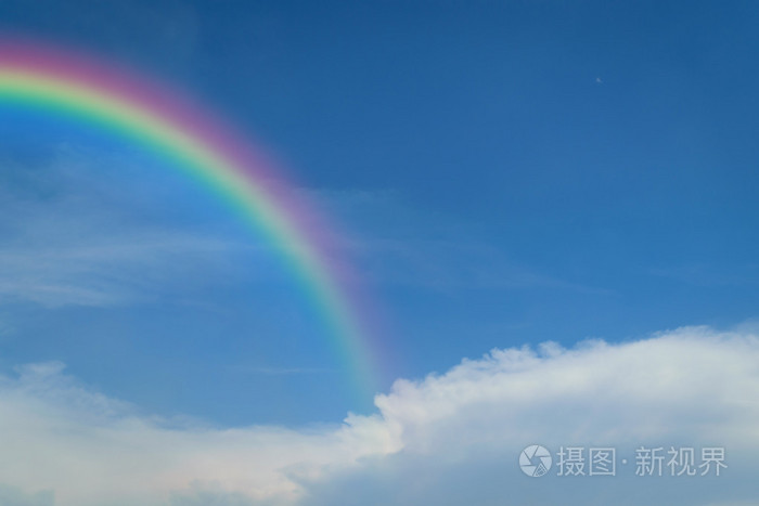 蓝色的天空的彩虹