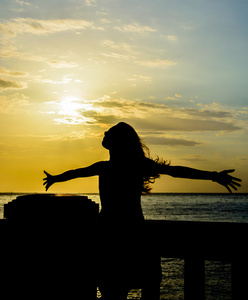 女人打开海上夕阳下武器