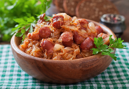 波兰 bigos 熏煮香肠和培根