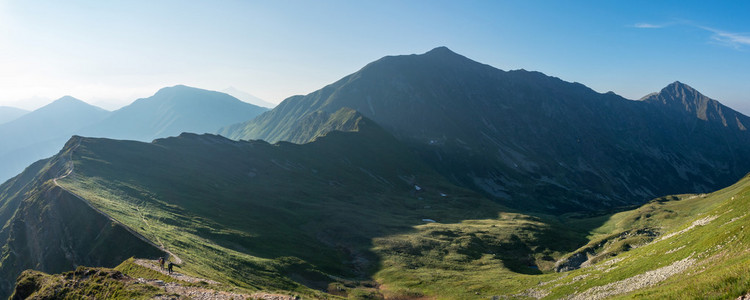 全景图的惊人早上夏天山远足图片