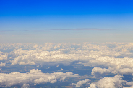 查看从飞行中的飞机在云层上的窗口