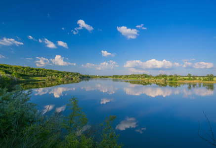 平静美丽的农村风景与湖