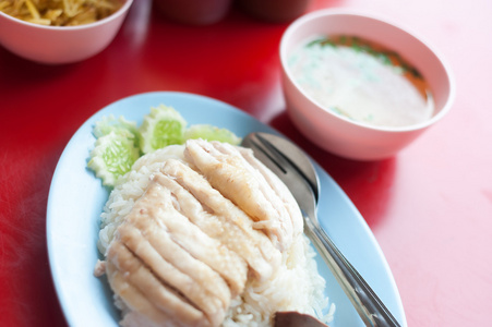 鸡肉和米饭的泰国菜，在柔和的灯光