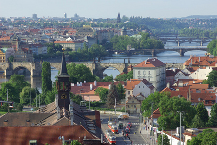 查看伏尔塔瓦河河上桥梁和布拉格历史中心